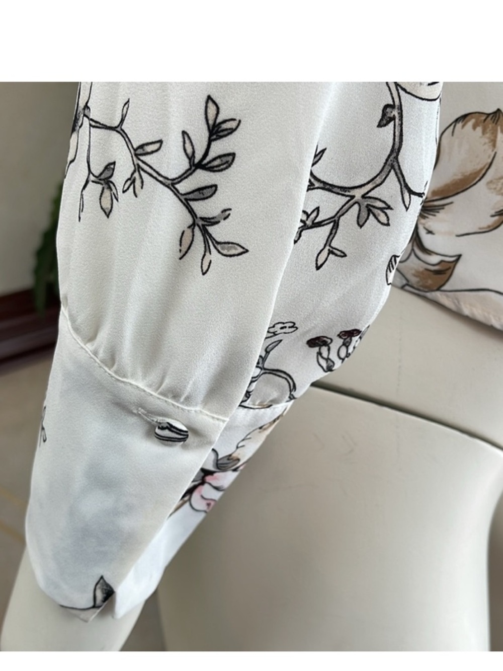 WHBM FLORAL PRINT V-NECK BLOUSE - Picture 7 of 10